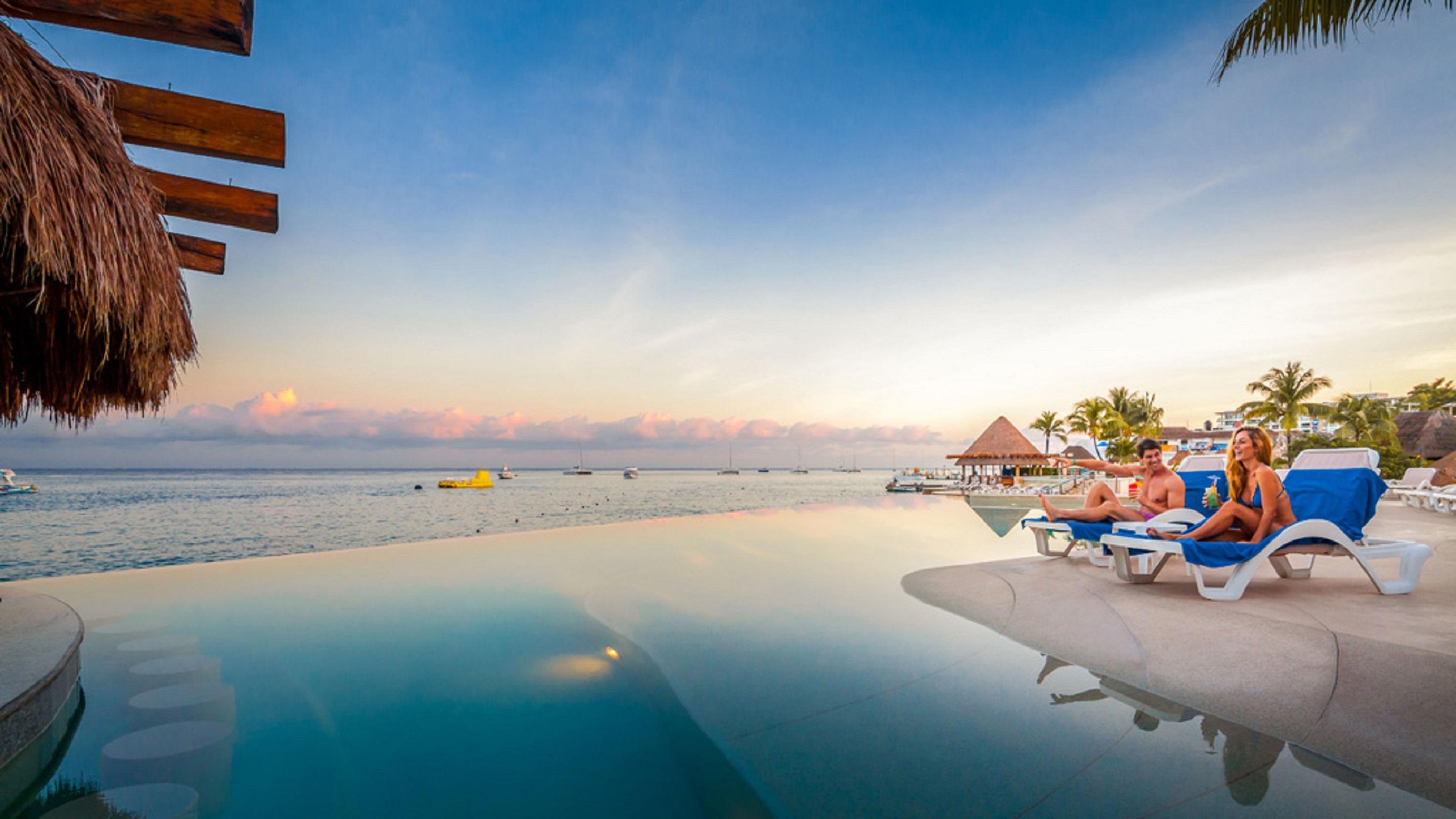 Grand Park Royal Cozumel Ξενοδοχείο Εξωτερικό φωτογραφία Infinity pool at a resort in Cancun, Mexico